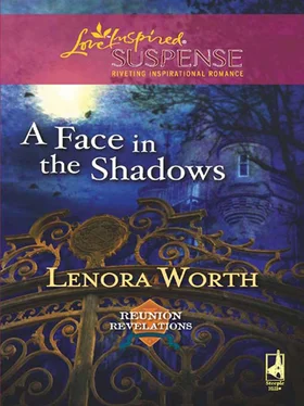 Lenora Worth A Face in the Shadows обложка книги