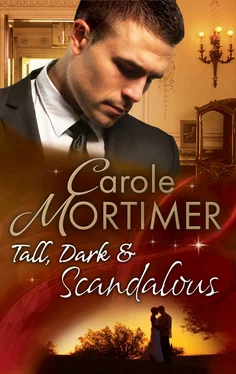 Carole Mortimer Tall, Dark & Scandalous обложка книги