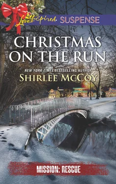 Shirlee McCoy Christmas On The Run обложка книги