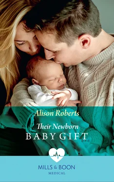 Alison Roberts Their Newborn Baby Gift обложка книги