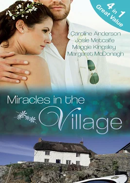 Josie Metcalfe Miracles in the Village обложка книги