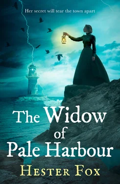 Hester Fox The Widow Of Pale Harbour обложка книги