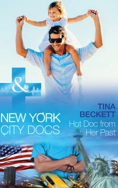 Tina Beckett Hot Doc From Her Past обложка книги