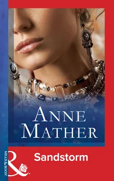 Anne Mather Sandstorm обложка книги