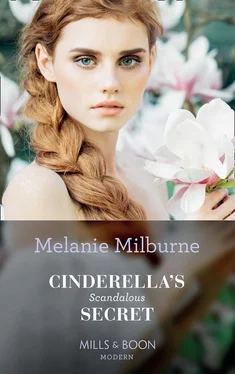 Melanie Milburne Cinderella's Scandalous Secret обложка книги