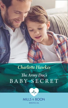 Charlotte Hawkes The Army Doc's Baby Secret обложка книги
