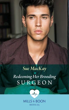 Sue MacKay Redeeming Her Brooding Surgeon обложка книги