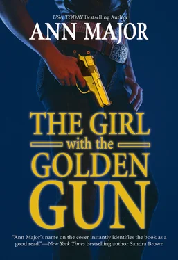 Ann Major The Girl with the Golden Gun обложка книги