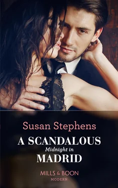 Susan Stephens A Scandalous Midnight In Madrid обложка книги