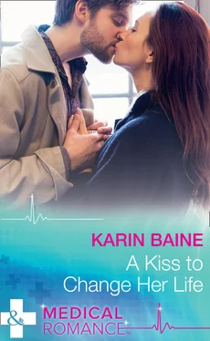 Karin Baine A Kiss To Change Her Life обложка книги