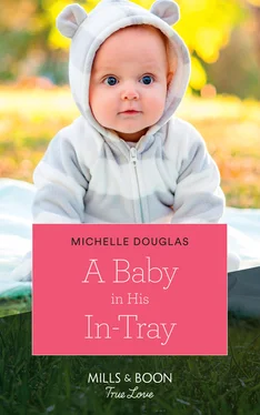 Michelle Douglas A Baby In His In-Tray обложка книги