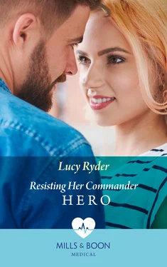 Lucy Ryder Resisting Her Commander Hero обложка книги