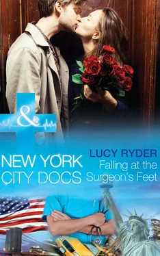 Lucy Ryder Falling At The Surgeon's Feet обложка книги