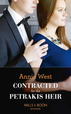 Annie West Contracted For The Petrakis Heir обложка книги