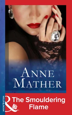 Anne Mather The Smouldering Flame обложка книги