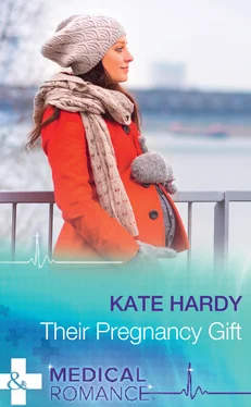 Kate Hardy Their Pregnancy Gift обложка книги