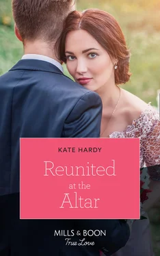 Kate Hardy Reunited At The Altar обложка книги