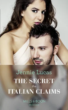 Jennie Lucas The Secret The Italian Claims обложка книги