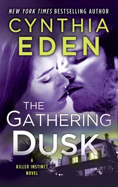 Cynthia Eden The Gathering Dusk обложка книги