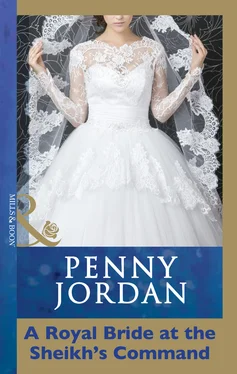 Penny Jordan A Royal Bride at the Sheikh's Command обложка книги