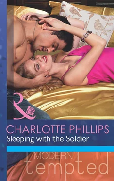 Charlotte Phillips Sleeping with the Soldier обложка книги