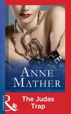 Anne Mather The Judas Trap обложка книги