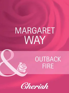 Margaret Way Outback Fire обложка книги