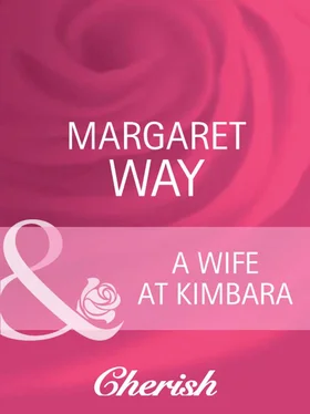 Margaret Way A Wife At Kimbara обложка книги