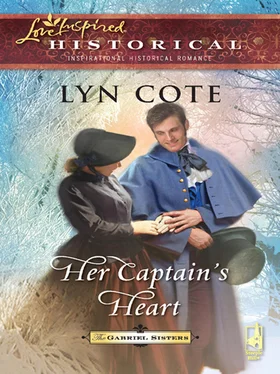 Lyn Cote Her Captain's Heart обложка книги