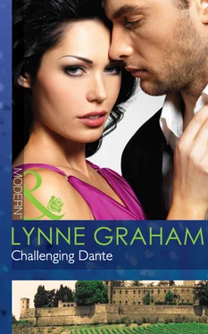 Lynne Graham Challenging Dante обложка книги