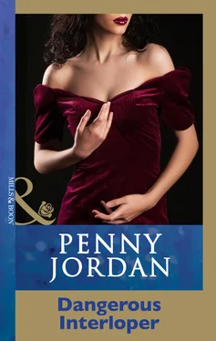 Penny Jordan Dangerous Interloper обложка книги