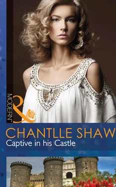 Chantelle Shaw Captive in his Castle обложка книги