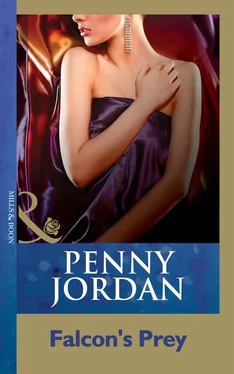 Penny Jordan Falcon's Prey обложка книги
