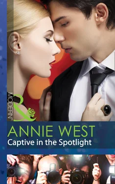 Annie West Captive in the Spotlight обложка книги