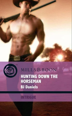B.J. Daniels Hunting Down the Horseman обложка книги