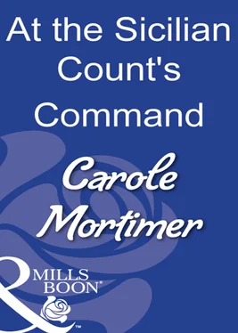 Carole Mortimer At The Sicilian Count's Command обложка книги