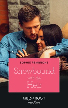 Sophie Pembroke Snowbound With The Heir обложка книги