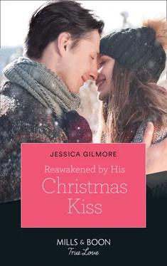 Jessica Gilmore Reawakened By His Christmas Kiss обложка книги