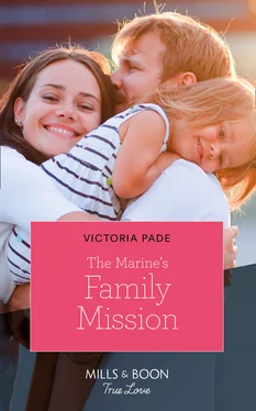 Victoria Pade The Marine's Family Mission обложка книги