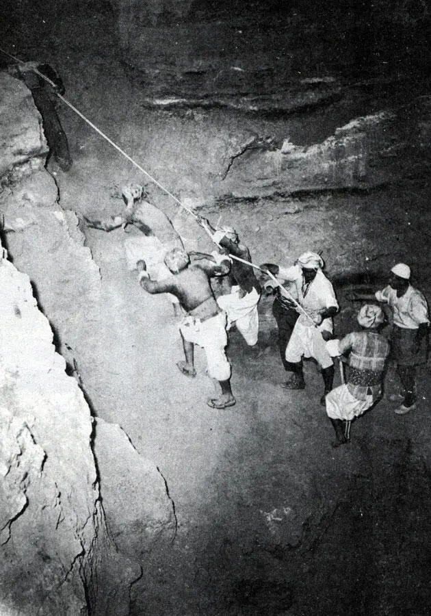 Запал зажжен и восемь рабочих торопятся вылезть из раскопа за 30 оставшихся до - фото 111