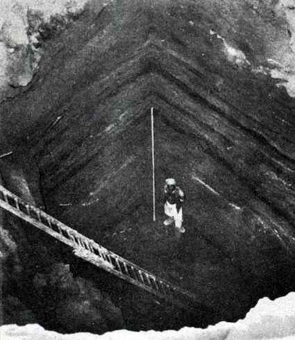 Рабочий на дне измеряет глубину раскопа 135 метра Линейка показывает рост - фото 113