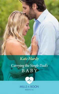 Kate Hardy Carrying The Single Dad's Baby обложка книги