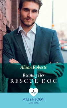 Alison Roberts Resisting Her Rescue Doc обложка книги