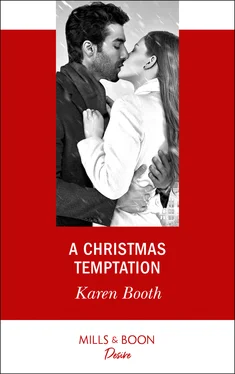 Karen Booth A Christmas Temptation обложка книги