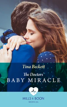 Tina Beckett The Doctors' Baby Miracle обложка книги