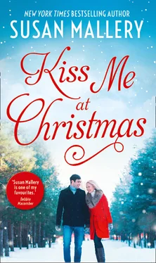 Susan Mallery Kiss Me At Christmas обложка книги