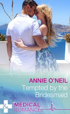Annie O'Neil Tempted By The Bridesmaid обложка книги