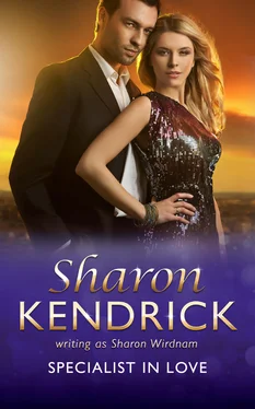 Sharon Kendrick Specialist In Love обложка книги