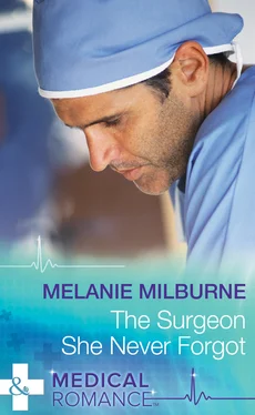 Melanie Milburne The Surgeon She Never Forgot обложка книги