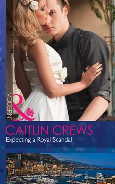 Caitlin Crews Expecting A Royal Scandal обложка книги